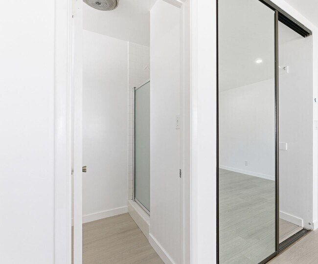 Building Photo - Beautiful modern 3 Bed + 2 Bath House + Den/Office & Backyard