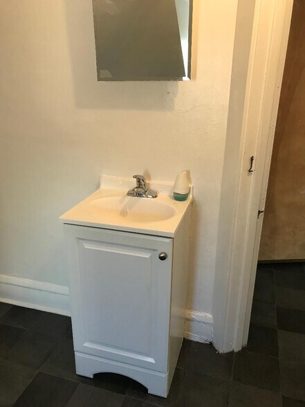 view of bathroom - 104 Gayley St