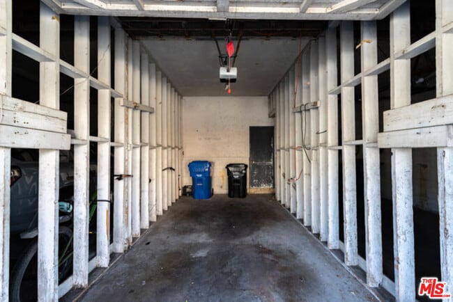 Building Photo - 10961 Strathmore Dr