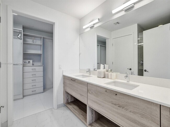 Building Photo - 16385 Biscayne Blvd