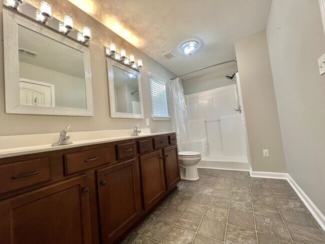 Building Photo - 4 Bed, 3 Bath w/ 2 Car Garage and Fenced Backyard