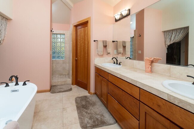 Building Photo - Move in special $1000 off first months rent / Gated Community in Awbrey Glen