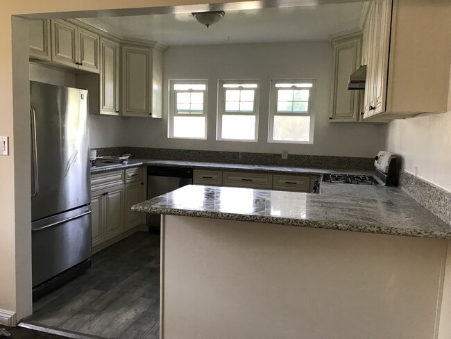 Kitchen with breakfast bar - 12066 Lamanda St