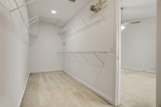Building Photo - 910 Ruthven St