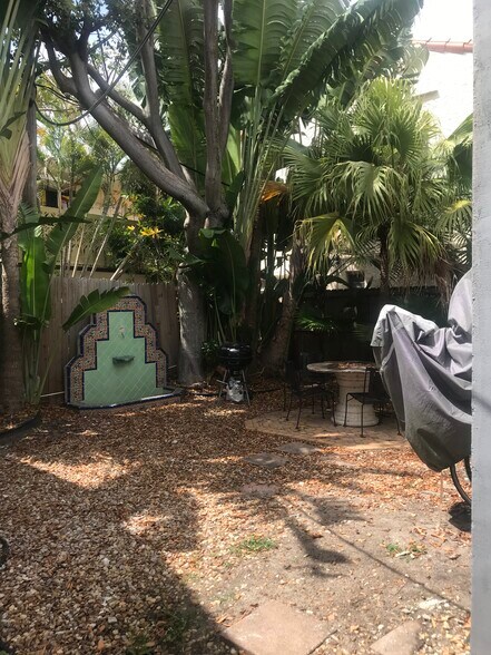 Building Photo - 2816 Pine Tree Dr