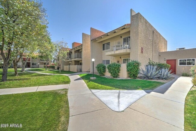 Building Photo - 5525 E Thomas Rd