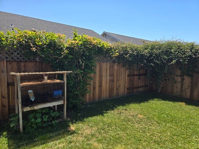 Building Photo - Recently constructed McKinleyville home fe...