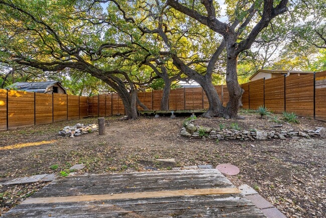 Building Photo - Homey Comfort with Spacious Yard in North Austin