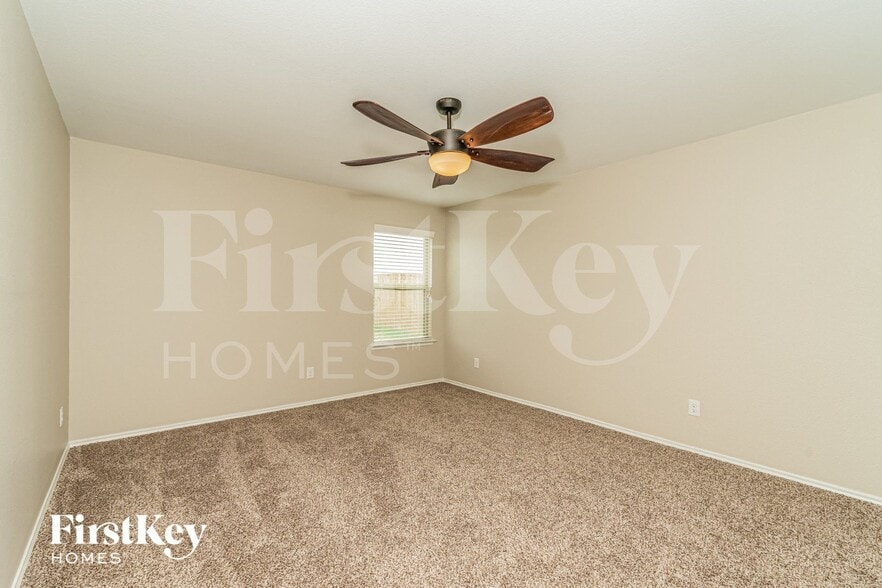 Building Photo - 313 Plum Dr