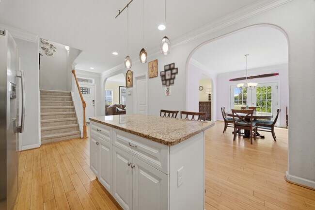 Building Photo - 431 Shorewood Pl