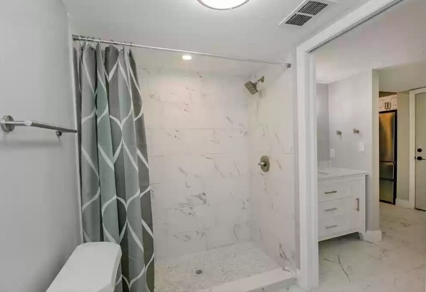 Shower - 812 Pinewood Ct