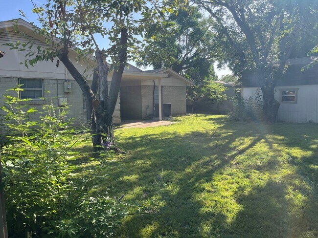 Building Photo - 2512 Lasalle Dr