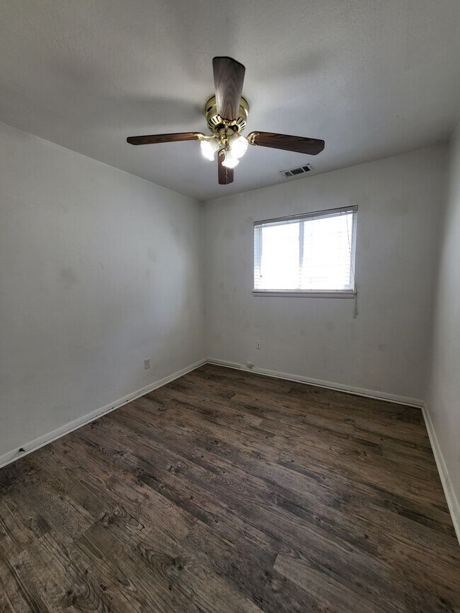 Building Photo - (3) Bed/(1) Bath w/ Carport Available NOW!