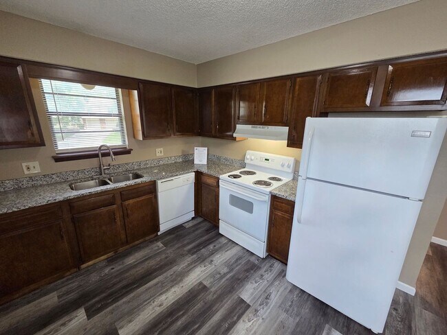 Building Photo - Gorgeous 2 Bedroom, 1.5 Bath in Independence!
