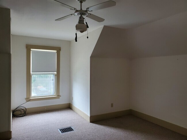 Building Photo - 164 Church Ave