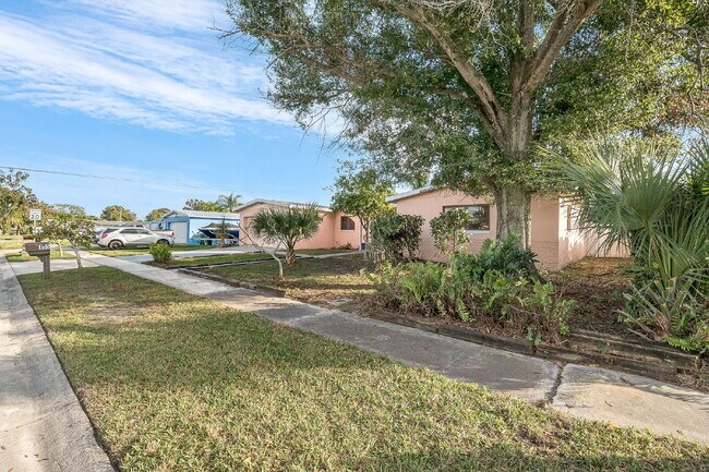 Building Photo - 5 BR/3BA pool home in Merritt Island- NO HOA!
