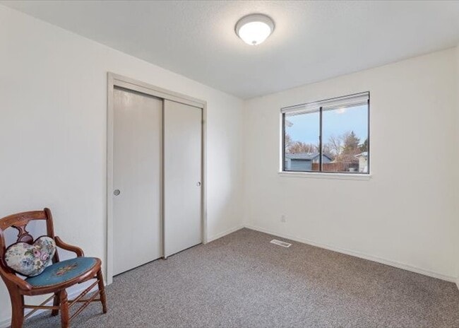 Building Photo - 1319 E Victory Rd