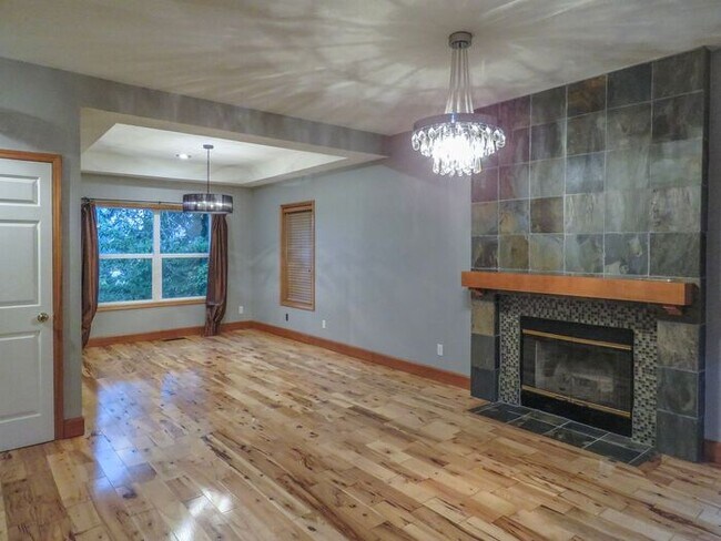 Building Photo - 4 Bedroom Home located in Summer Woods -La...