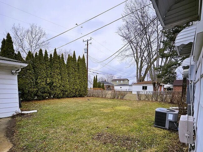 Building Photo - Freshly Transformed 3 Bed Home with Modern Upgrades!