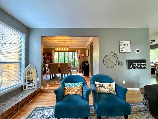 Building Photo - AVAILABLE TODAY - Beautiful 4BD/4BA Low-Ma...
