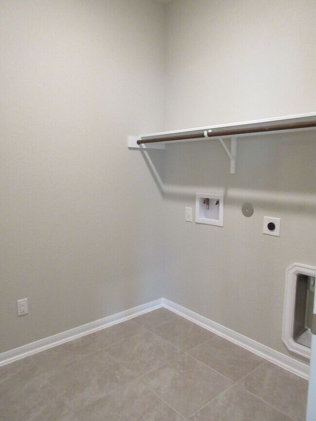 Building Photo - 4-Bedroom Home in Oak Creek - Highly Sough...