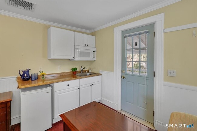 Building Photo - 36 School St