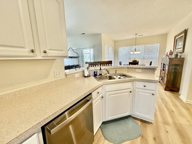 Building Photo - Fully Furnished Two Bedroom Home in Sun City!