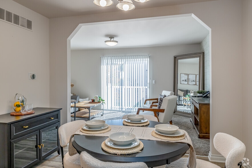 3BR, 2.5BA - 1,450SF - Model - Dining Room - Blue Heron Pointe