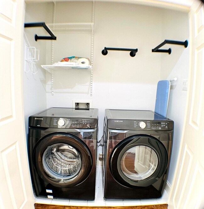 Building Photo - 913 Birdsall St