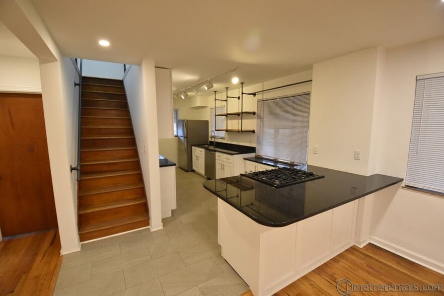 kitchen - 323 E Livingston Ave