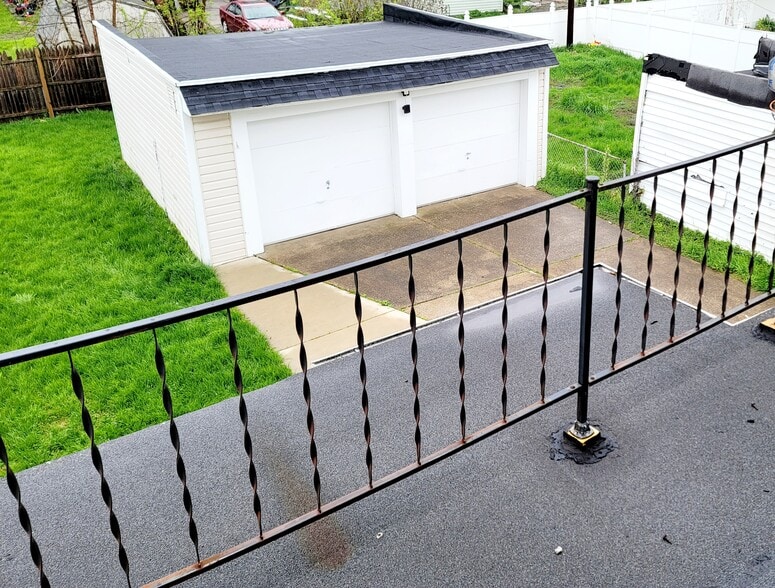 Balcony/garage - 3933 Homewood Ave