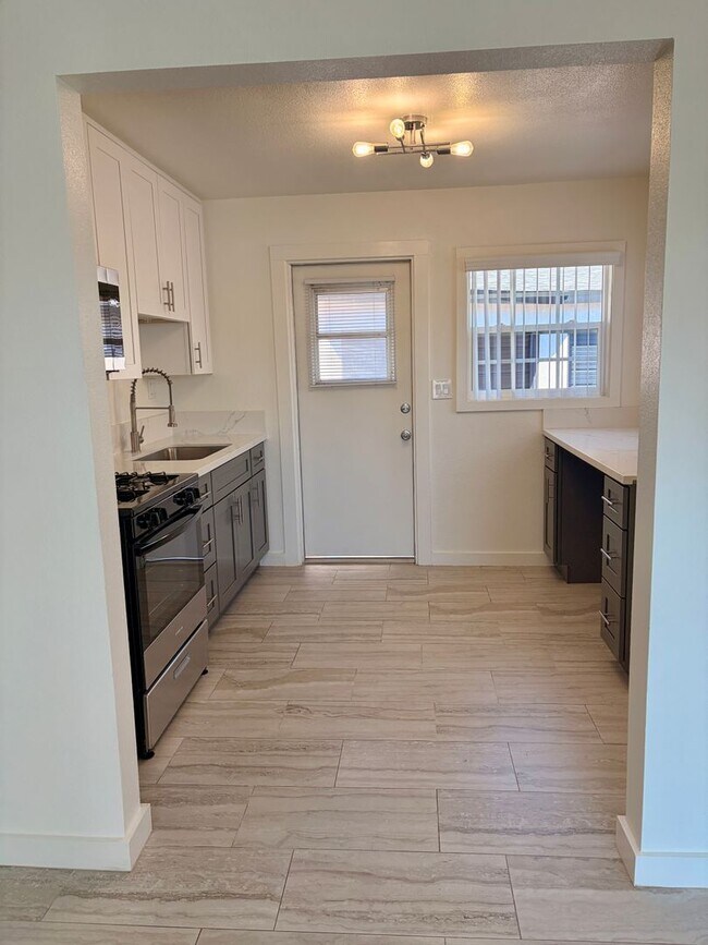 Building Photo - Remodeled 1 Bedroom Unit in Orange