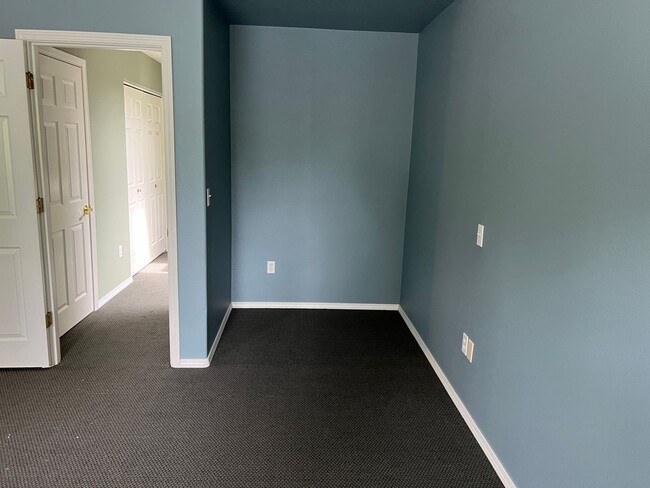 Building Photo - 2 Bed, 2 1/2 Bath townhome close to the Ri...