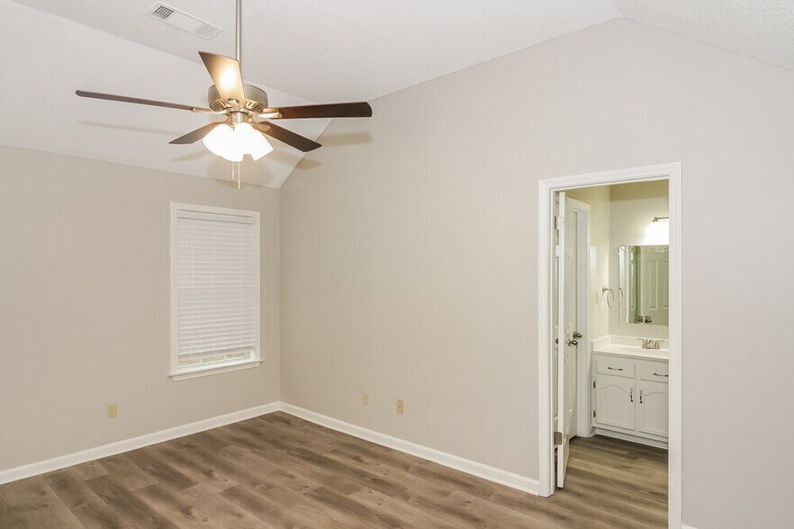 Building Photo - 1124 Dove Hollow Cir E