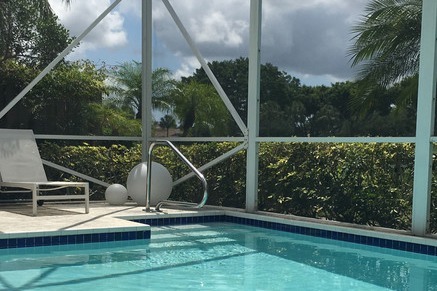 Screened in pool patio. - 8208 Heritage Club Dr