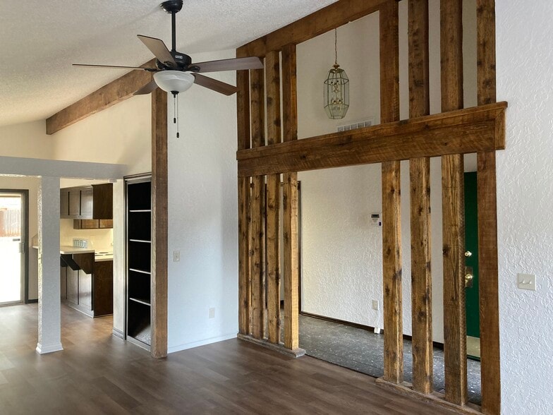 Beautiful beams in living room - 1400 Val Genes Rd