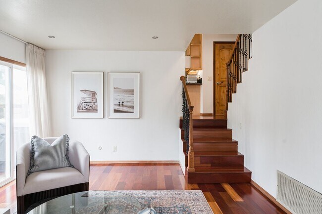 Building Photo - 309 S Rios Ave