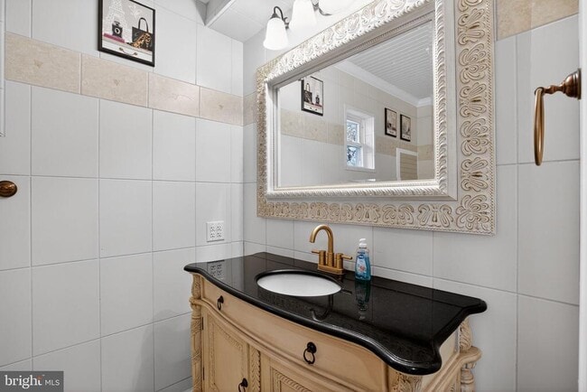 Building Photo - 6605 Ellenwood Dr