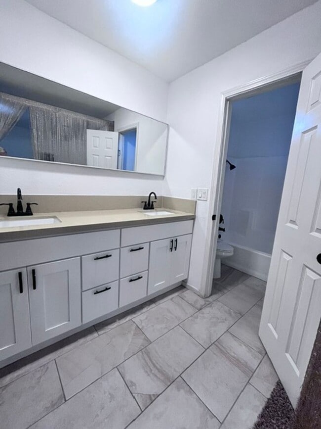 Building Photo - Pet Friendly 4 Bedroom Home