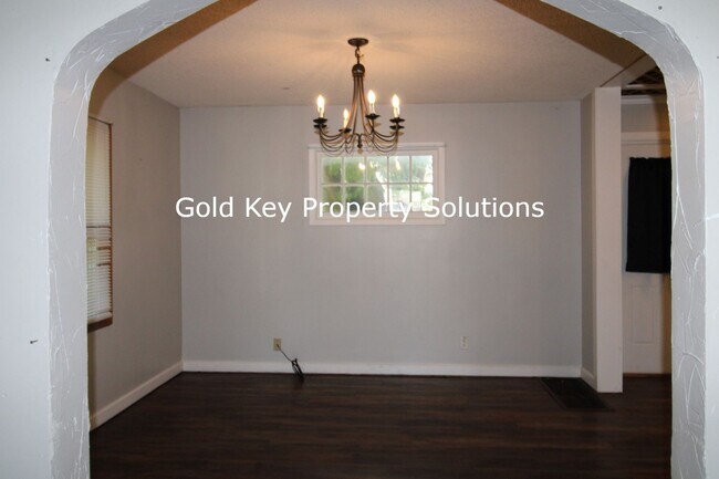 Building Photo - 604 N Alameda Ave