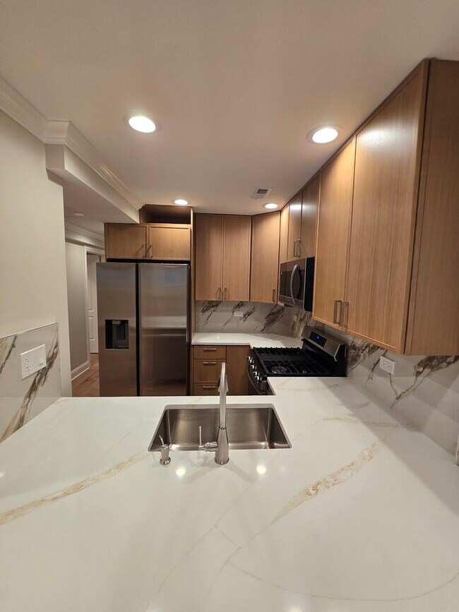 Building Photo - 1502 W Jonquil Terrace