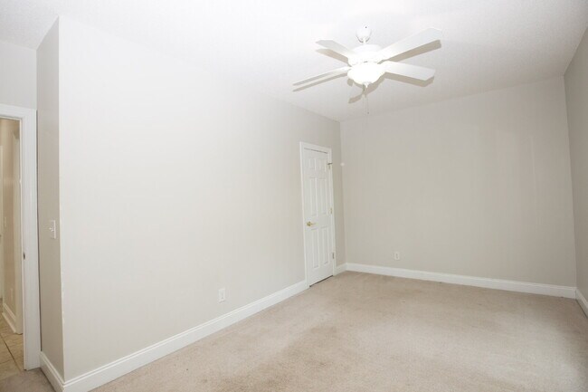 Building Photo - "Spacious 3-Bedroom Retreat with 3200 Sq Ft of Comfort in Seven Lakes!"