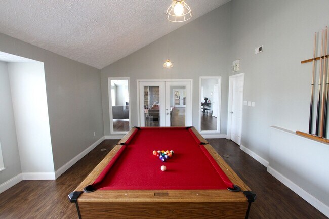 Building Photo - Spacious One Bedroom Apartment with W/D Connection!