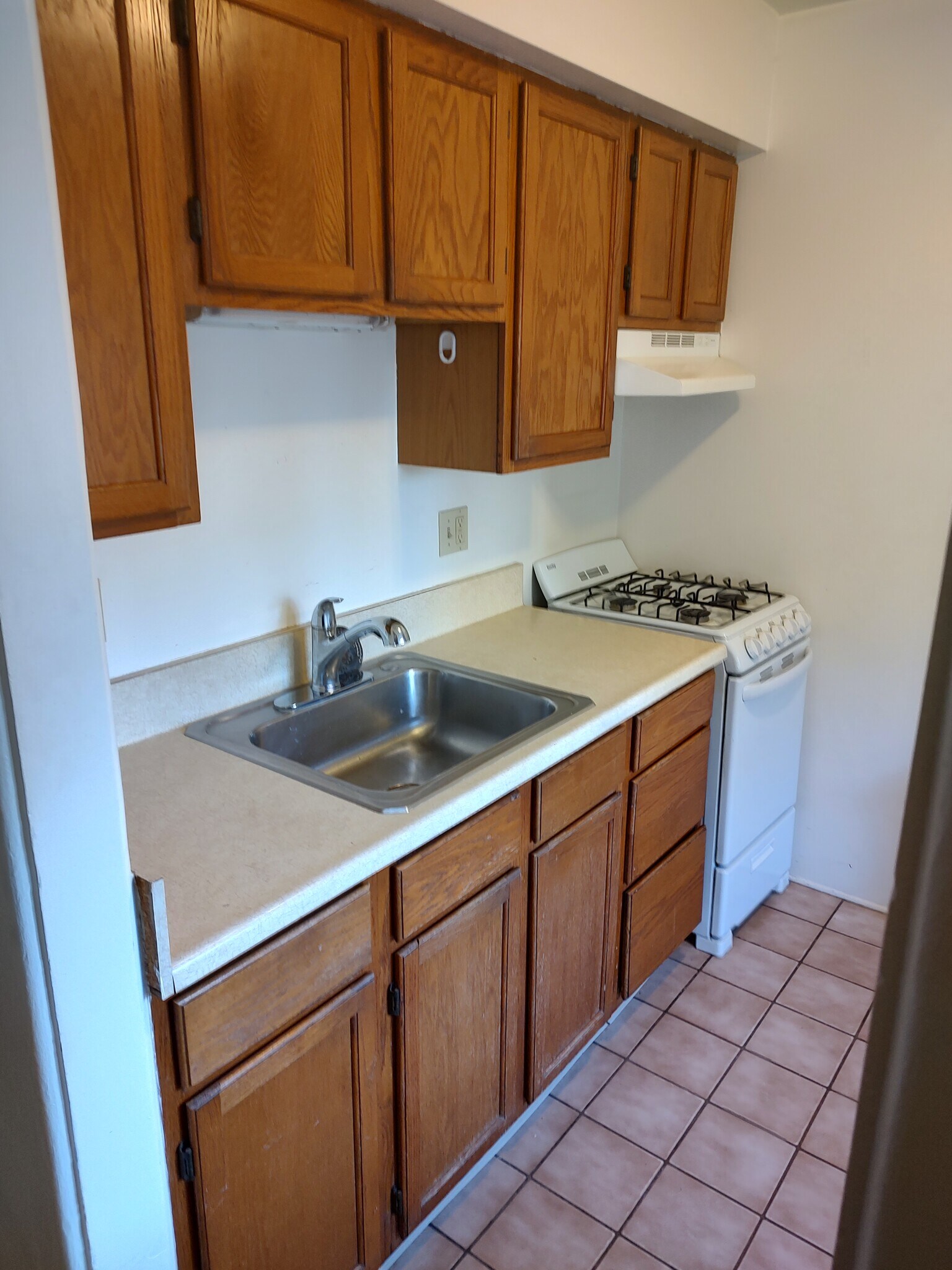 Plenty of upper and lower storage cabinets - 830 Island Ct