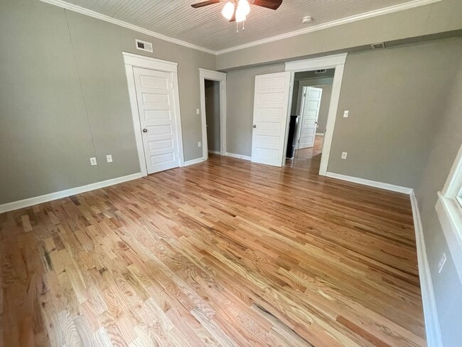 Building Photo - Stunning, renovated 7br home in the heart ...