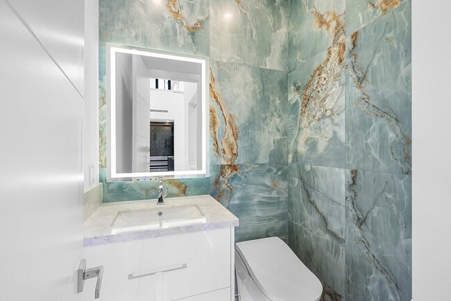 Building Photo - 2650 NE 48th Ct