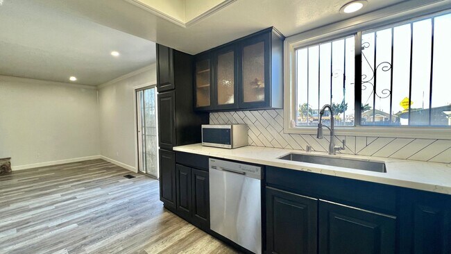 Building Photo - Lovely House 4BR 2.5BA with Large Backyard