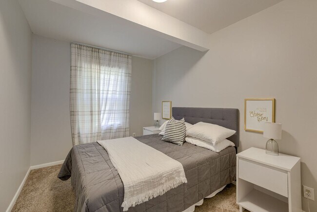 Building Photo - Cozy 2 Bedroom With Fenced Yard & Parking, Minutes from Old Market!!