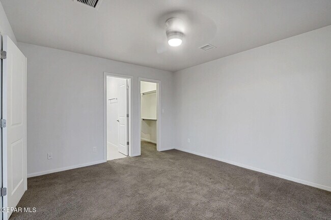 Building Photo - 4016 Camelot Heights Dr