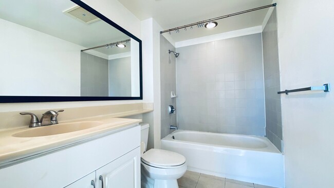 Building Photo - 2bd 2bath unit available now at Country Club Village 4!!